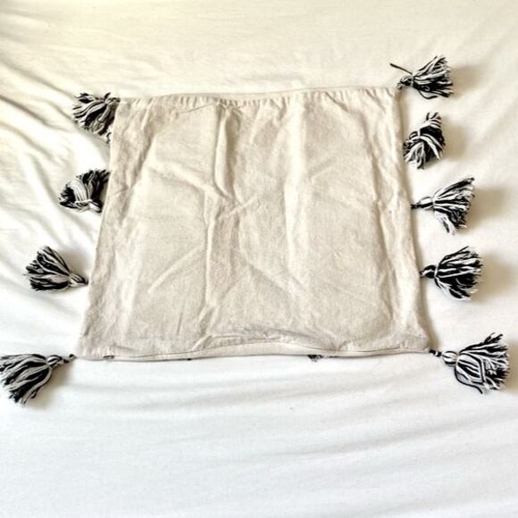 Accent Throw Pillow Tufted Boho Black Cream White with 10 Tassels  18 x 18 in - Picture 7 of 12